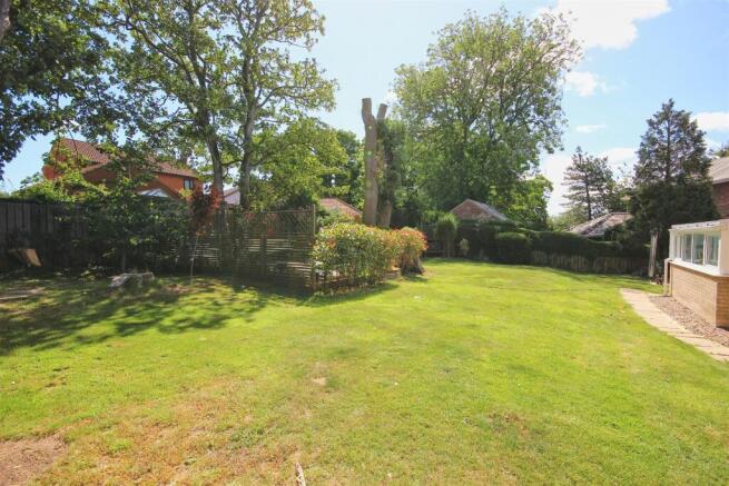 5 bed Detached for sale Image 11