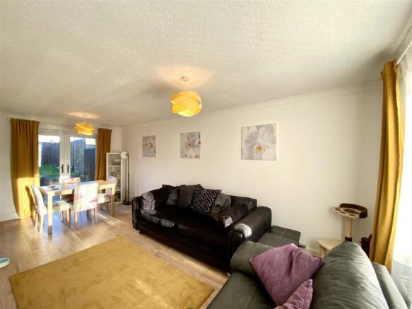 LIVING ROOM/DINING ROOM