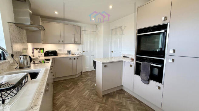 4 bed Detached for sale Image 8