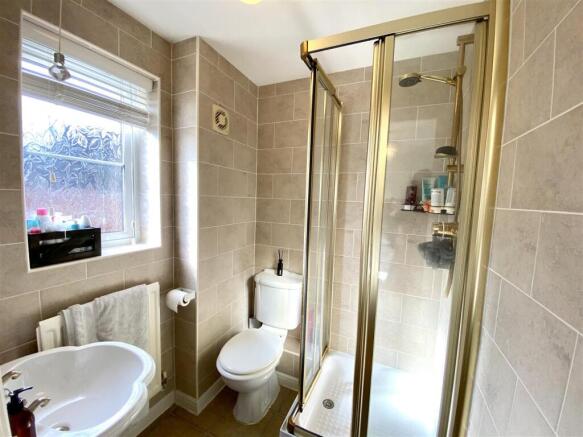 EN-SUITE SHOWER ROOM