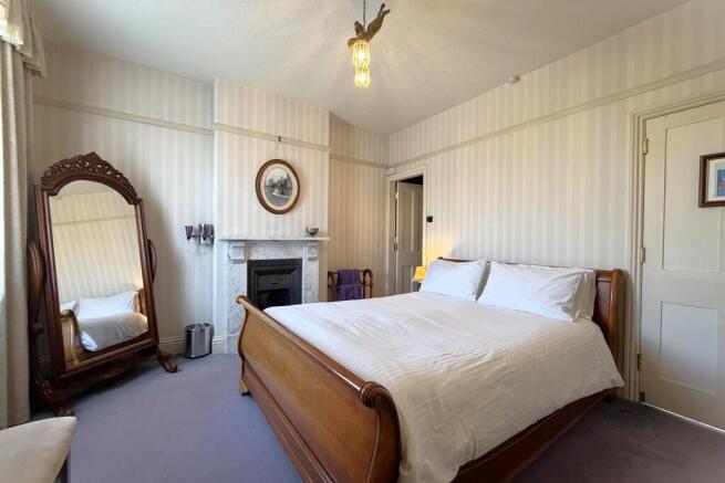5 bed Detached for sale Image 10