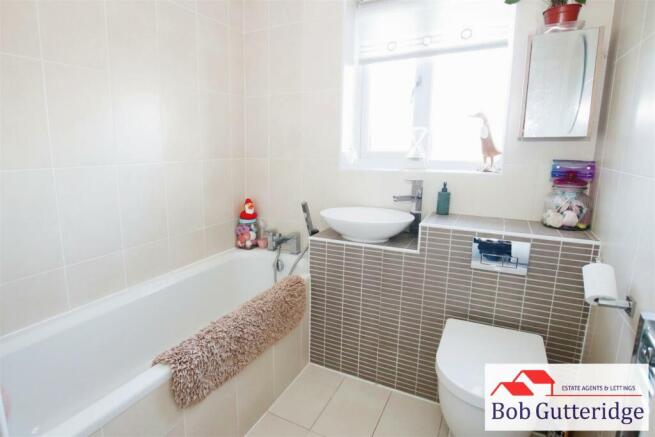 FIRST FLOOR FAMILY BATHROOM