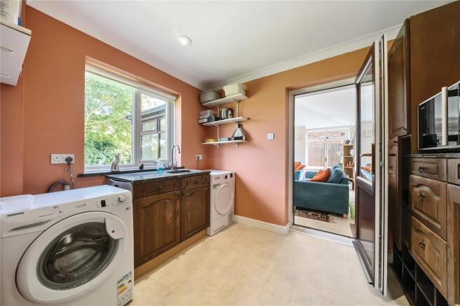 5 bed Detached for sale Image 11