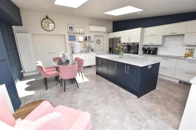 LIVING KITCHEN DINER