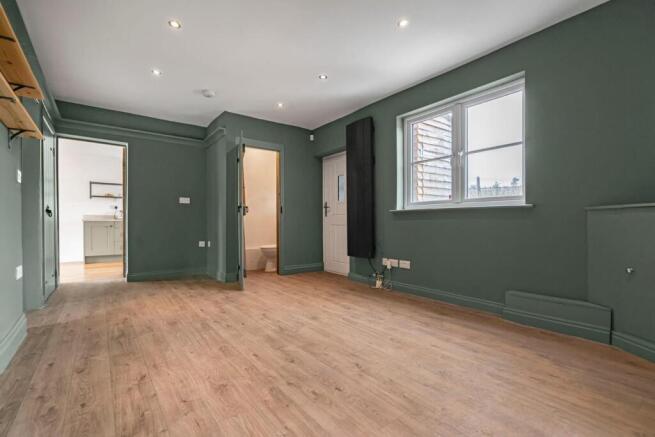 4 bed Semi-Detached to rent Image 8