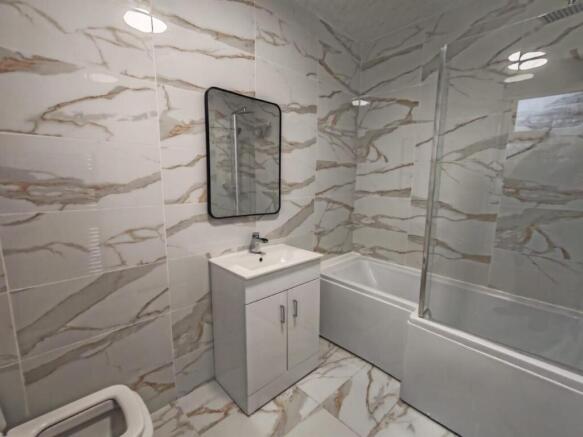 3 bed Terraced to rent Image 8