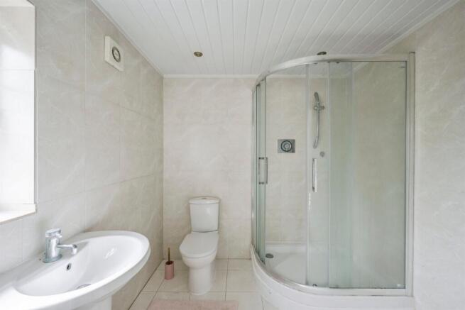 5 bed Detached for sale Image 8