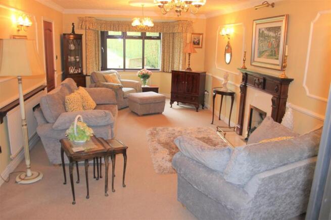 LARGE, ELEGANT LOUNGE