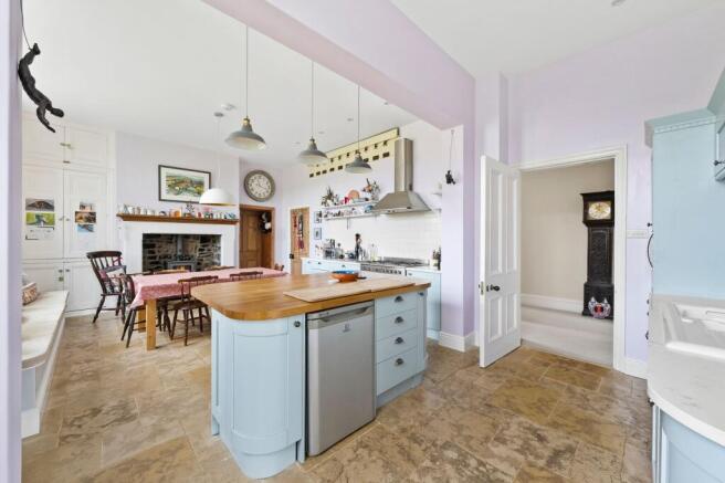 8 bed Detached for sale Image 10