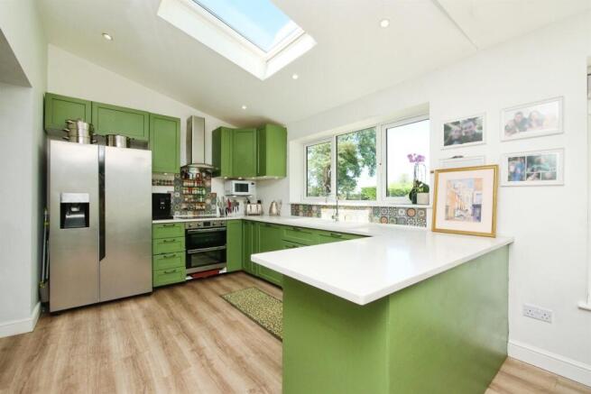 5 bed Detached for sale Image 5