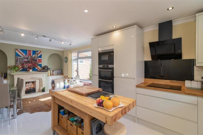 Welham Road 19-Dining Kitchen D.jpg