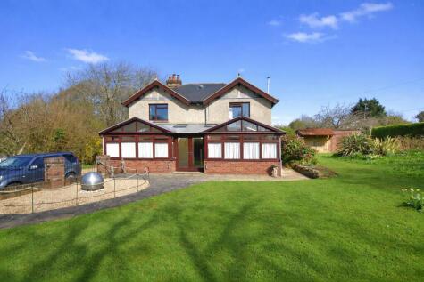 Large Garden With Outbuildings * Sandford