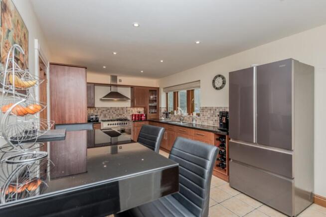 5 bed Detached for sale Image 12