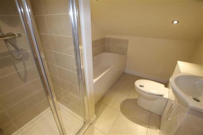 EN-SUITE BATHROOM/SH