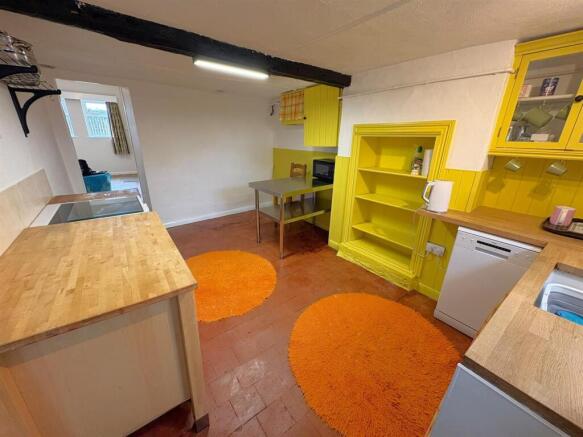 Kitchen 2.jpeg