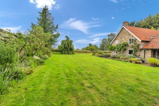 5 bed Detached for sale Image 7
