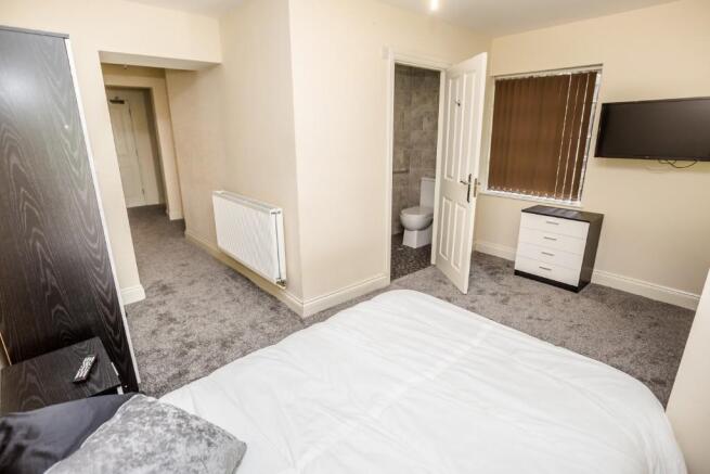 8 bed Flat to rent Image 12