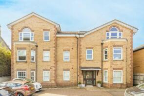 3, Arona House, Green Street, Sunbury-on-thames TW16 6PZ