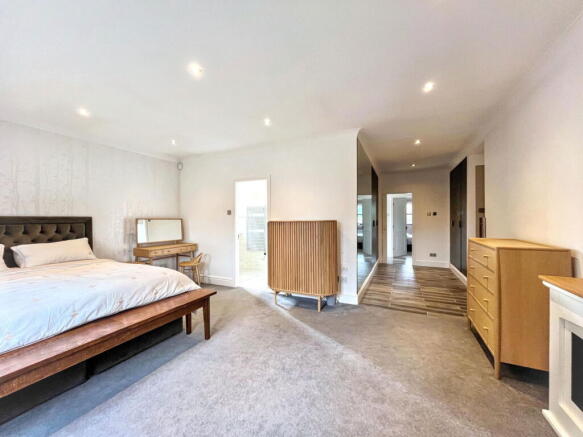 6 bed Detached for sale Image 10