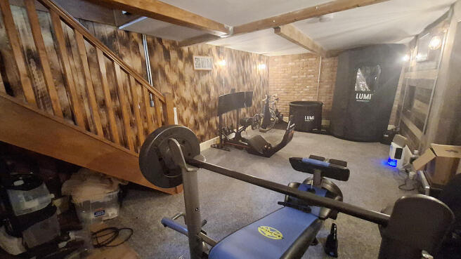 4 bed Detached to rent Image 10