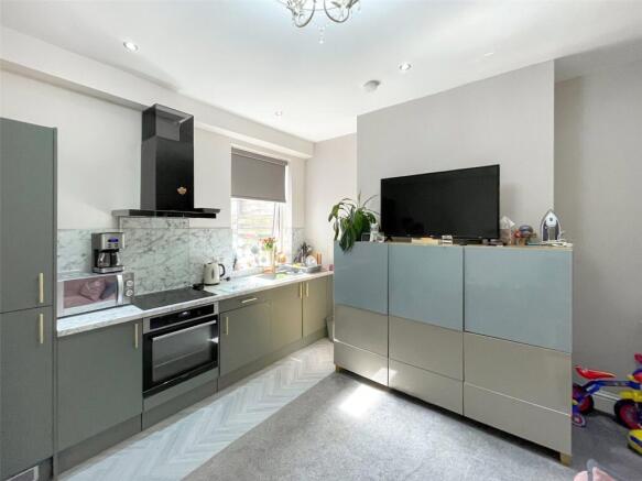 3 bed Apartment for sale Image 6