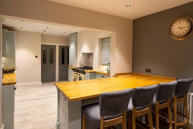 6 bed House to rent Image 5