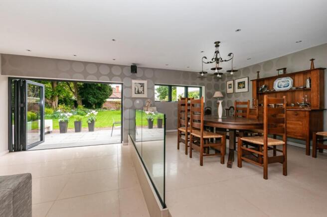 5 bed Detached for sale Image 9
