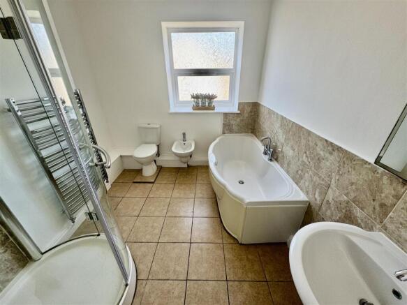 FAMILY BATHROOM