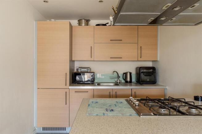 Queen Mary Avenue, E18