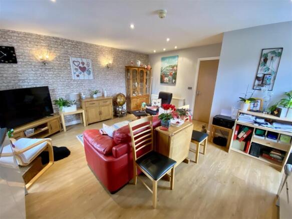 2 bed House for sale Image 4