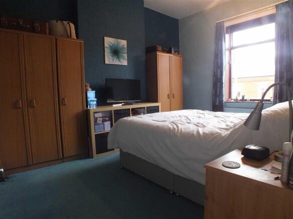 FRONT DOUBLE BEDROOM
