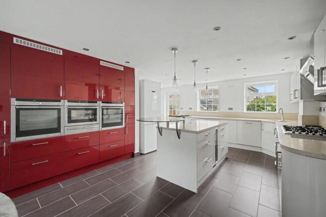 5 bed Detached for sale Image 6