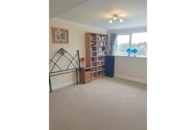 5 bed Detached for sale Image 10