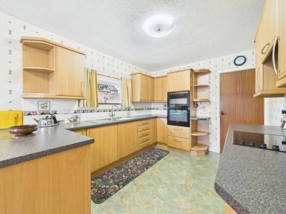 KITCHEN / DINING ROOM