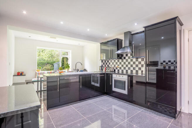 4 bed Detached for sale Image 10