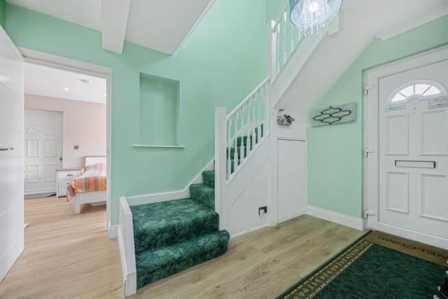 Buckingham Drive, Emmer Green, Reading photo 4