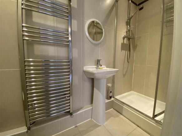 EN SUITE SHOWER ROOM/WC