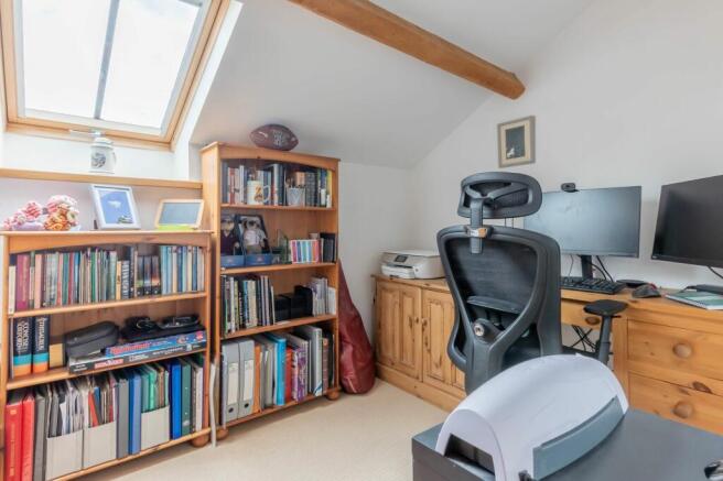 BEDROOM/STUDY