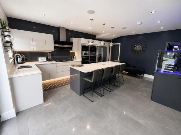 4 bed House for sale Image 6