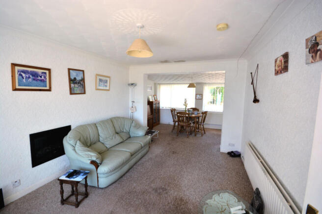 LOUNGE/DINING ROOM
