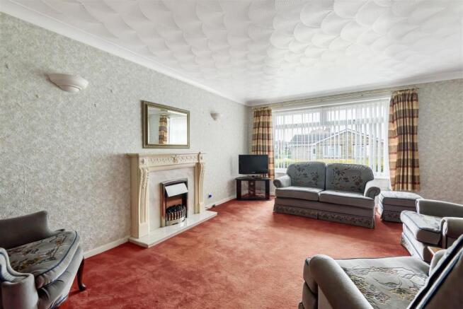 LOUNGE /DINING ROOM