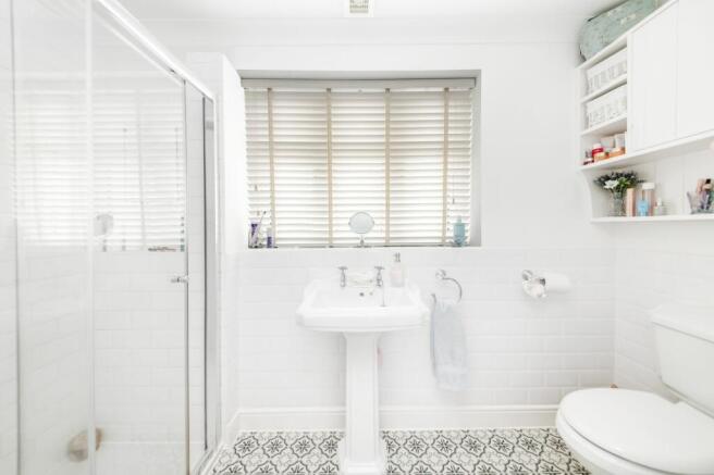 EN-SUITE SHOWER ROOM