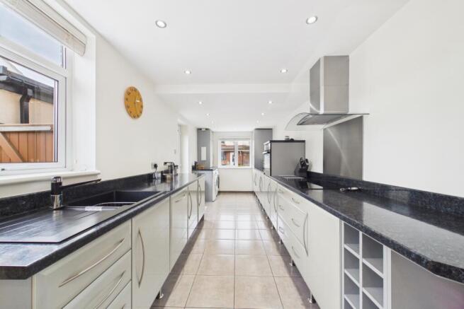 4 bed Semi-Detached for sale Image 8
