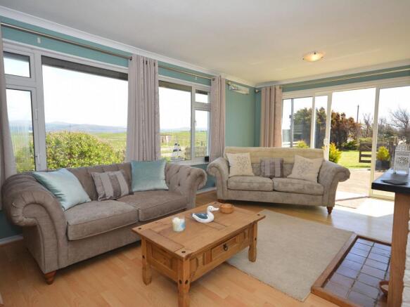LOUNGE AREA
