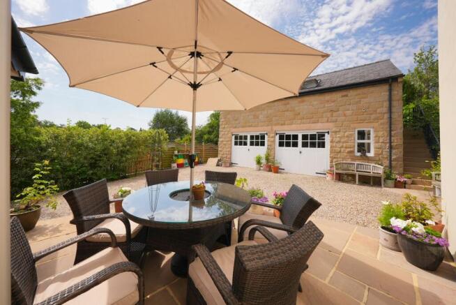 5 bed Detached for sale Image 11