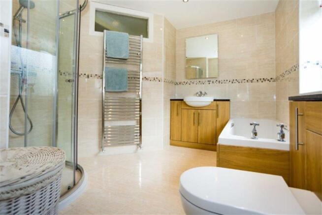 EN-SUITE BATHROOM