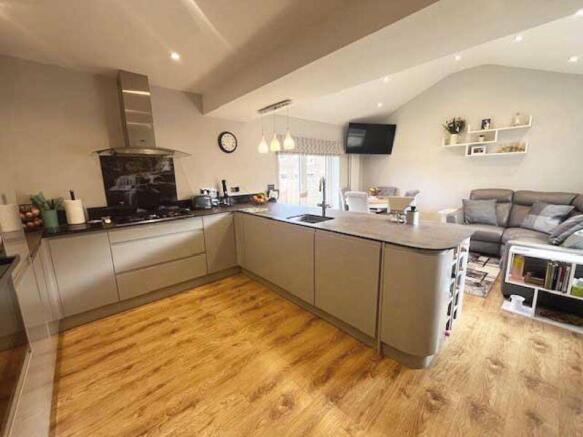 KITCHEN FAMILY ROOM