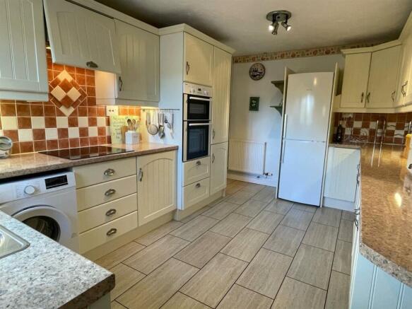 Kitchen,..jpg