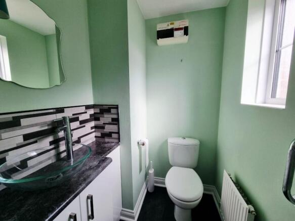 4 bed Detached to rent Image 8