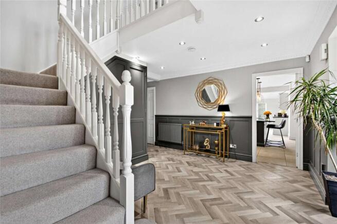5 bed Detached for sale Image 7